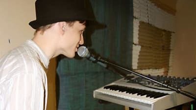 En man spelar keyboard.