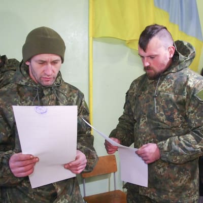 Ukrainska soldater i Mariupol i östra Ukraina deltar i parlamentsvalet den 26 oktober 2014.