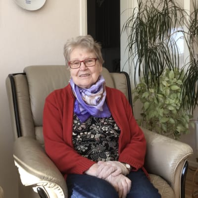 Anneli Kallio istuu nojatuolissa