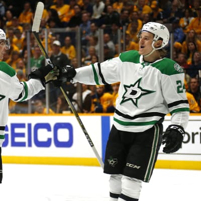 Miro Heiskanen teki kaksi maalia NHL-pudotuspelidebyytissään