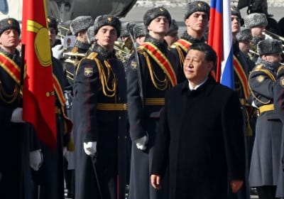 Kiinan presidentti Xi Jinping kävelee kunniavartijoiden ohi vastaanottoseremoniassa Moskovan Vnukovon lentokentällä.