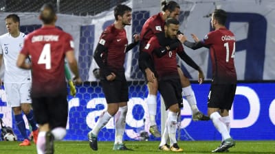 Turkiska spelarna firar Cenk Tosuns mål, Finland-Turkiet 2017.
