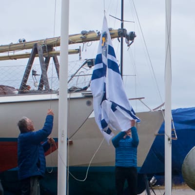 Flagghissning vid en motorbåtsklubb