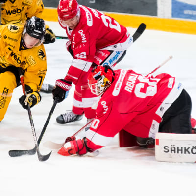 Rasmus Reijola lägger plockhandsken på pucken.