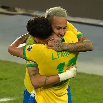 Neymar kramar om Lucas Paqueta.