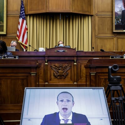 En skärm med Mark Zuckerbergs ansikte via videolänk i amerikanska jepresentanthusets justitieutskott.