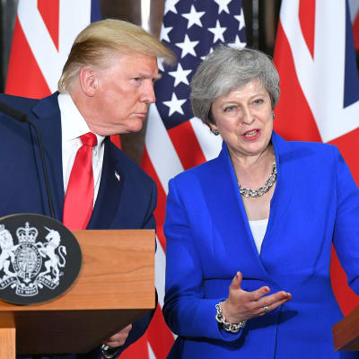 Donald Trump och theresa May under presskonferensen i London