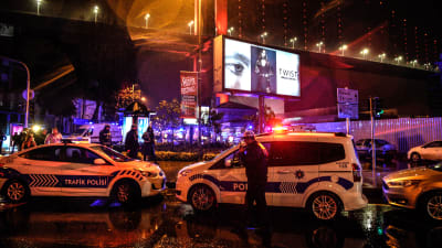 Poliser skyddar området efter terrorattacken mot nattklubben Reina i Istanbul på nyårsnatten.