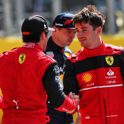 Carlos Sainz och Charles Leclerc tar i hand.
