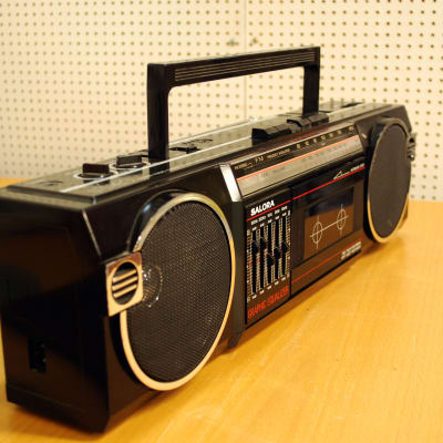 En radio.