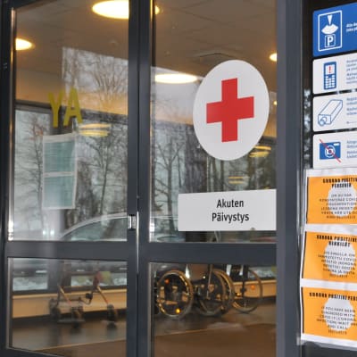 Bredvid dörrren till akuten vid Vasa centralsjukhus finns skyltar där man kan läsa hur man ska gå tillväga om man tror att man är coronasmittad.