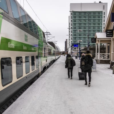 Matkustajat kiiruhtivat junaan Oulussa
