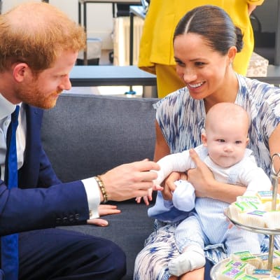 Prins Harry, hertig av Sussex och Meghan, hertiginna av Sussex med sonen Archie Harrison Mountbatten-Windsor - som snart ska bli storebror.