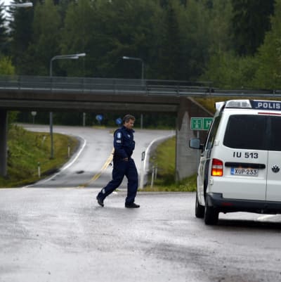 Polisen undersöker området tidigt på tisdagsmorgonen i Mäntsälä.