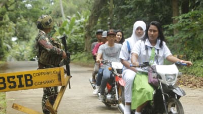 Den filippinska polisen och armén har satt upp vägspärrar på öarna Jolo och Basilan där Abu Sayyaf är mest aktiv