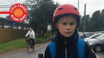 Troy Ekholm, 10 år, står invid cykelvägen vid Hoplax tågstation.