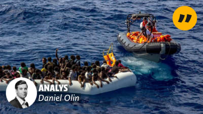Flyktingar räddas ur medelhavet. På bilden står det analys av Daniel Olin. 