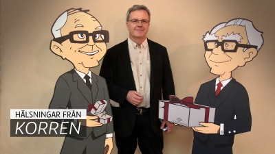 Bengt Östling står bakom två figurer i papp.