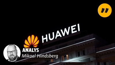 Bild på Mikael Hinsberg med texten analys och en neaonskylt med texten Huawei i bakgrudnen.