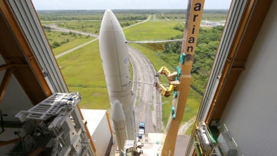 En Ariane 5-raket som förbereds för avfyrning.