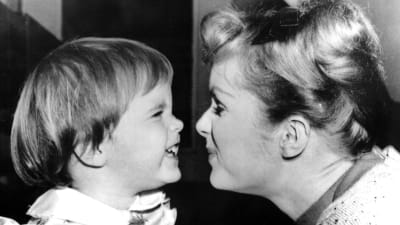 Carrie Fisher som barn och hennes mamma Debbie Reynolds år 1959.