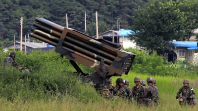Sydkoreanska soldater sätter ut luftvärnsmissiler under en pågående militärövning nära stilleståndsbyn Panmunjom.