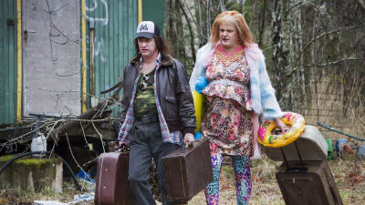 Morran och Tobias flyttar med kappsäckarna käckt på svaj.