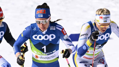 Kerttu Niskanen skidar bredvid Frida Karlsson.