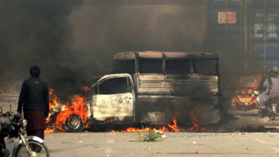 Polisfordon i Islamabad brinner.