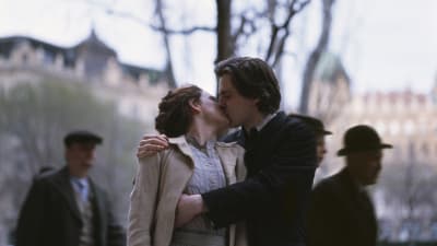 arvid och lydia kysser varandra passionerat.