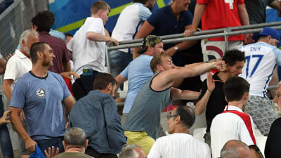 Engelska och ryska fotbollsfans drabbade samman under fotbolls-EM i Marseille.
