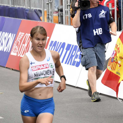 Elisa Neuvonen på gång i Berlin.