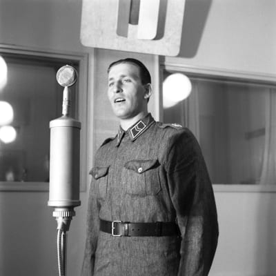 Laulaja Henry Theel studiossa mikrofonin ääressä 1944