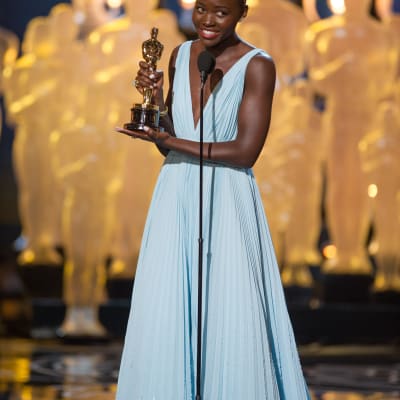 Lupita Nyongo'o med priset för bästa kvinnliga biroll