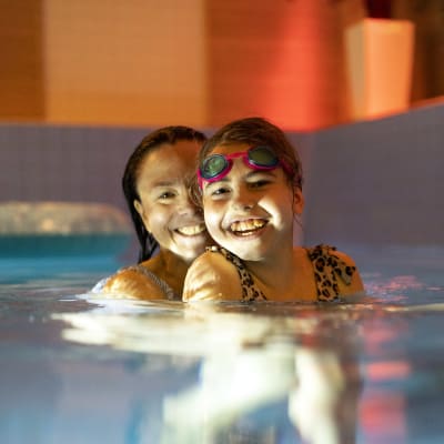 Krista ja Alisa Keltanen uimassa uima-altaassa