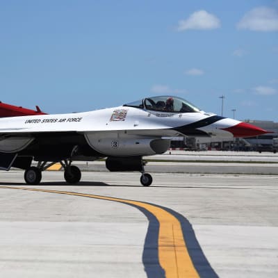 Ett F-16-stridsplan på en flygplats