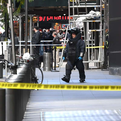 Bombtekniker utanför CNN:s kontor i New York på onsdagen. 