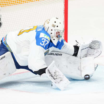 Nikita Bojarkin räddar en puck.