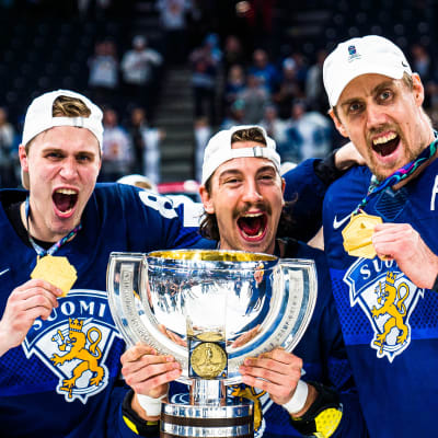 Saku Mäenalanen, Hannes Björninen och Marko Anttila med VM-bucklan.