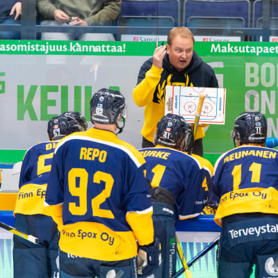 Tomi Lämsä ger råd till spelarna som är samlade.