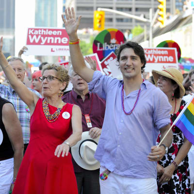 Kathleen Wynne och Justin Trudeau deltar i prideparaden i Toronto 2013