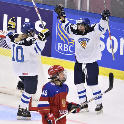 Linda Välimäki och Karoliina Rantamäki firar 3-0 till Finland.