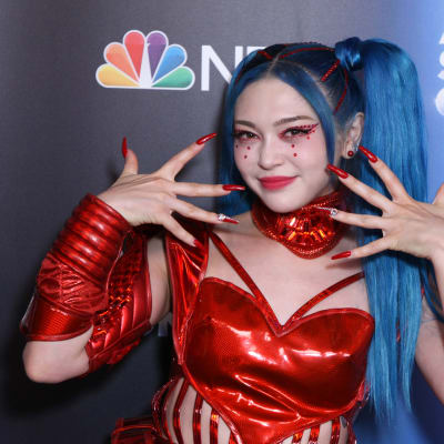 AleXa, vinnaren av American Song Contest 2022, i röd dräkt och blått långt hår