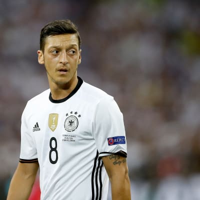 Bild på fotbollsspelaren Mesut Özil.