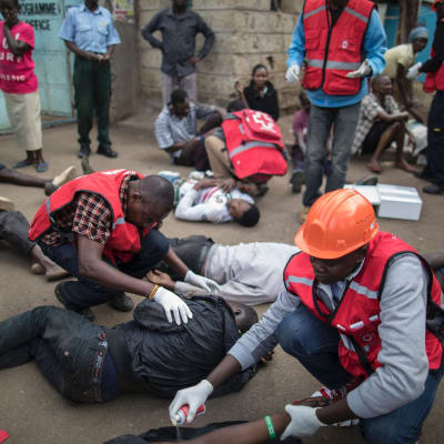 Sjukvårdspersonal tar hand om cirka 15 skadade personer som ska ha blivit slagna under en polisrazzia i förorten Mathare, Nairobi den 12 augusti efter ilskna protester efter presidentvalet.