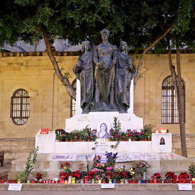 Blommor och porträtt för att hedra den mördade maltesiska journalisten Daphne Caruana Galizia. Bilden från december 2017