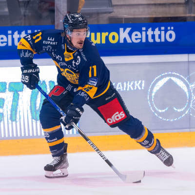 Tarmo Reunanen jäällä Lukon paidassa.