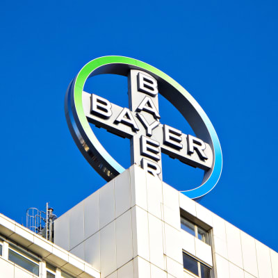Bayer-yhtiön pyörivä logo berliiniläisen kerrostalon katolla.
