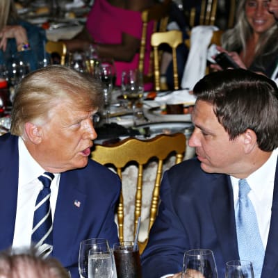 Donald Trump och Ron DeSantis vid samma bord i Florida i april 2021.