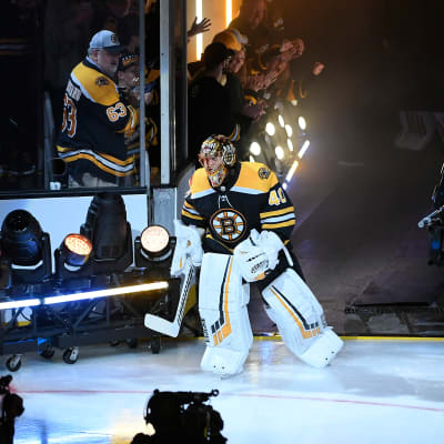 Tuukka Rask kommer in på isen.
